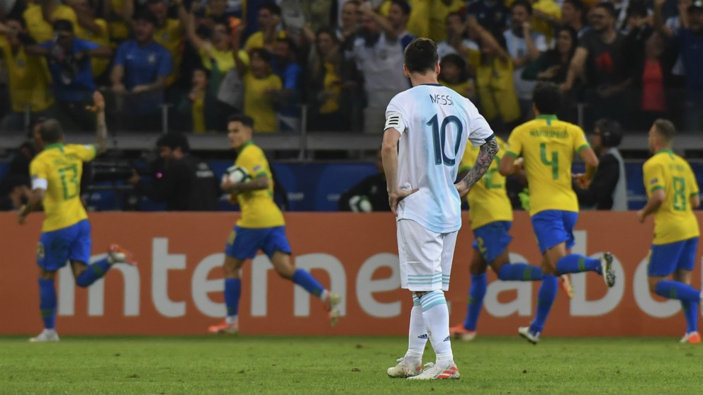 Los jugadores de Brasil celebran el gol de Gabriel Jesús contra Argentina en la Copa América 2019. (AFP)