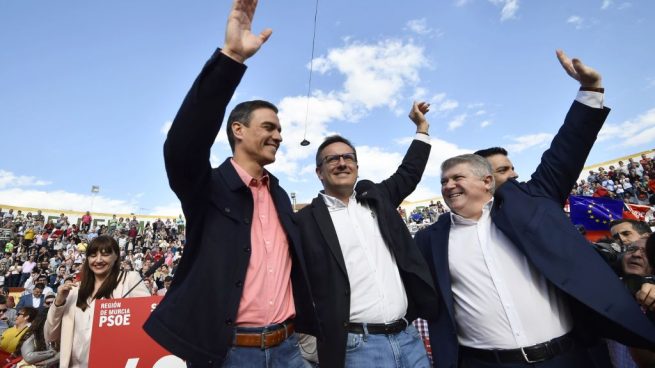En el centro Diego Conesa, del PSOE de Murcia, con Pedro Sánchez, presidente del Gobierno en funciones @Getty