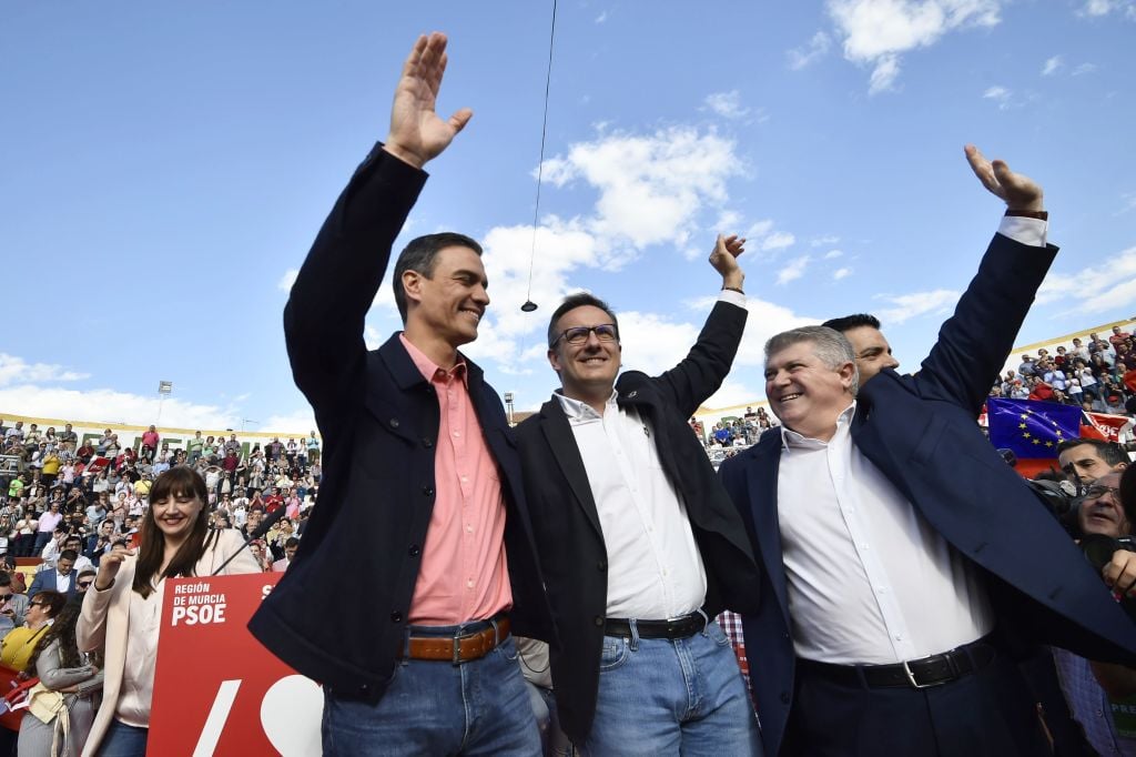 En el centro Diego Conesa, del PSOE de Murcia, con Pedro Sánchez, presidente del Gobierno en funciones @Getty