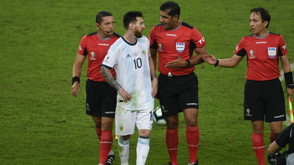 Messi criticó duramente el arbitraje sufrido ante Brasil. (AFP)