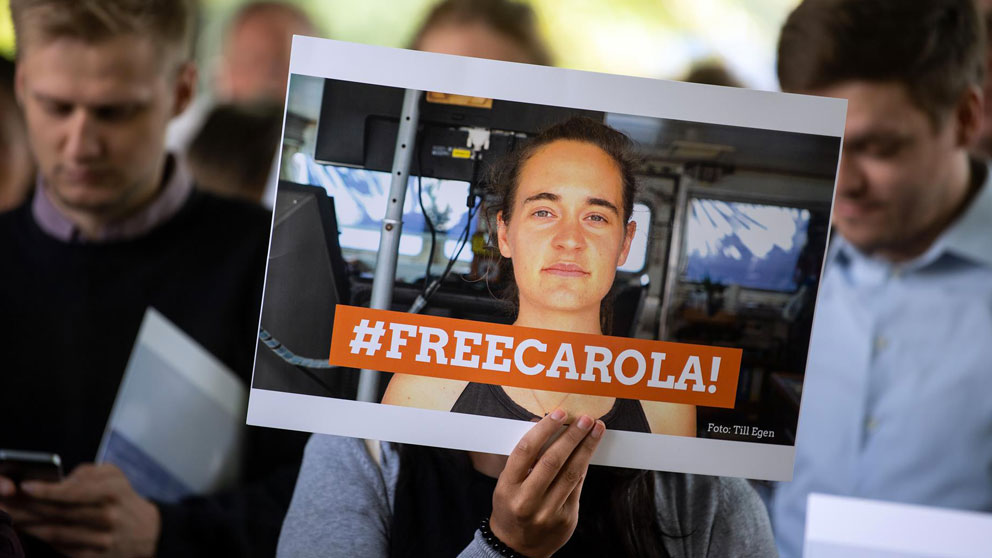 Una mujer sostiene una foto en apoyo a Carola Rackete, la capitana del barco humanitario ‘Sea Watch 3’ que fue detenida en Italia por atracar en el puerto de Lampedusa. Foto: EP