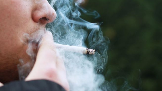 El 22% de la población en España afirma fumar a diario.