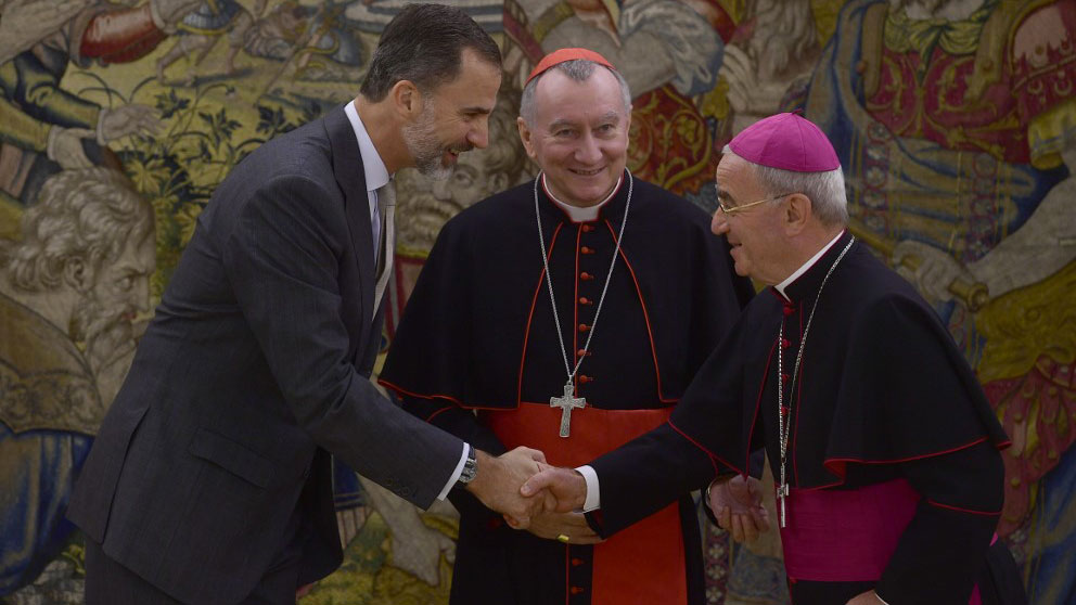 El ex nuncio apostólico en España, Renzo Fratini, estrecha la mano de su majestad el Rey Felipe VI. Foto: AFP