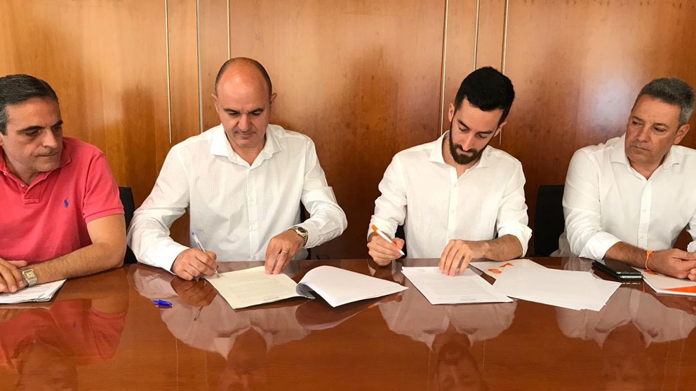 Representantes del Partido Popular y Ciudadanos de Ibiza firman el acuerdo que investirá presidente al ‘popular’ Vicent Marí. Foto: EP