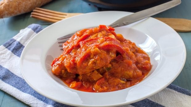 Receta de canelones de bacalao con salsa de sanfaina