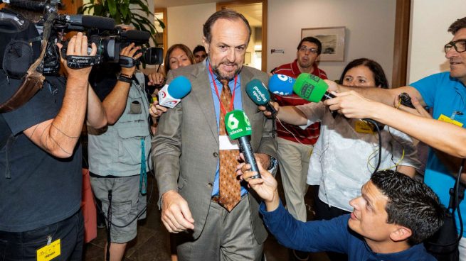 El negociador de Vox en la Región de Murcia Luis Gestoso, durante un receso de la reunión