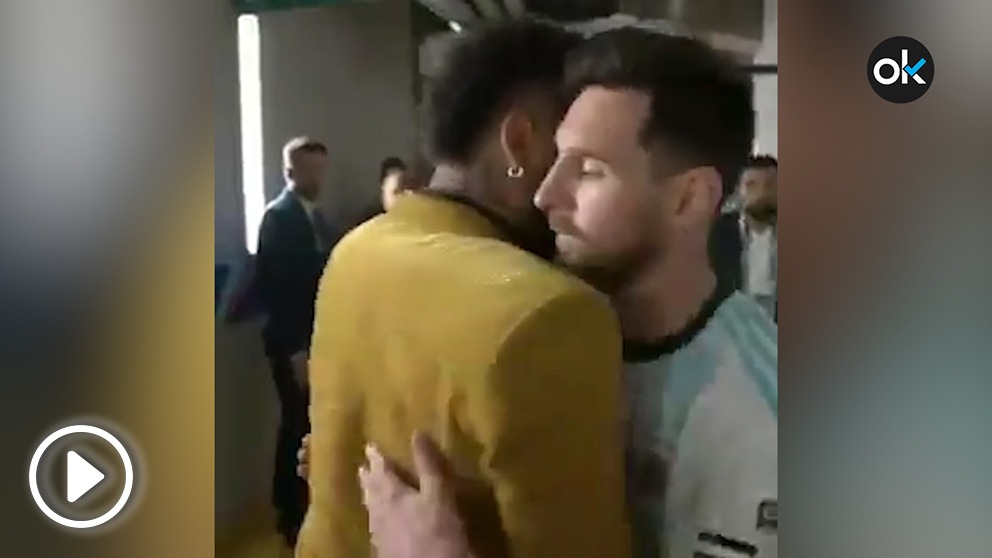 El abrazo entre Neymar y Messi tras el Brasil – Argentina.