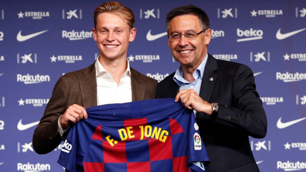 Frenkie de Jong y Josep María Bartomeu durante la presentación del holandés. (EFE)