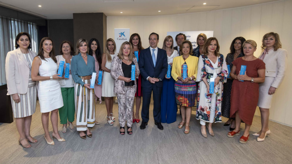 Gonzalo Gortázar con las ganadoras territoriales del Premio Mujer Empresaria CaixaBank 2019