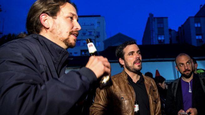 Pablo Iglesias y Alberto Garzón bebiendo cerveza. (Foto. Podemos)