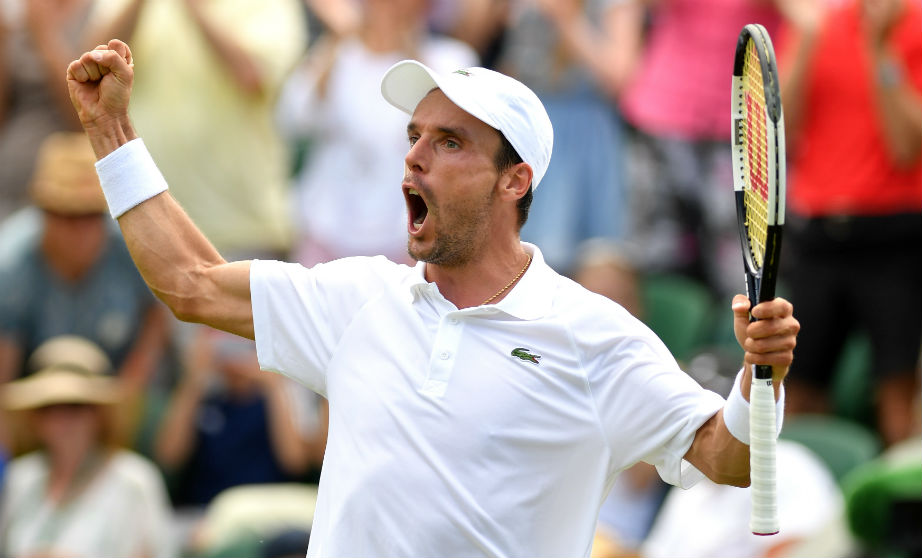 Roberto Bautista celebra su victoria ante Khachanov en Wimbledon. (Getty)