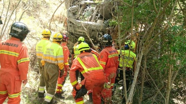 Tragedia en Valencia: fallecen dos trabajadores al caer una grúa por un precipicio de 40 metros