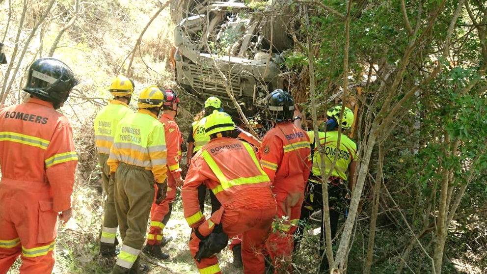 Bomberos en el lugar que cayó la grúa (Foto: EFE).