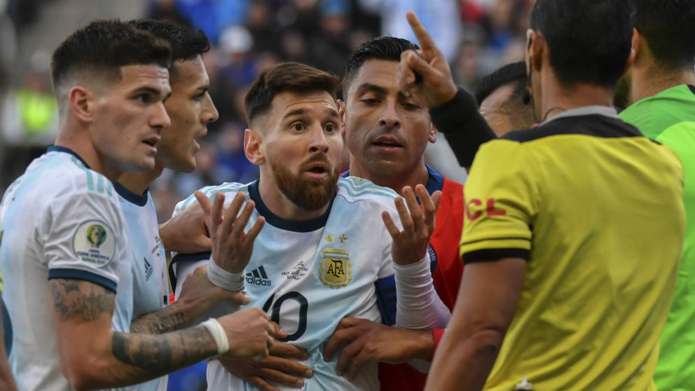 Leo Messi protesta al árbitro. (AFP)