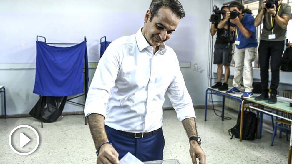 Kyriakos Mitsotakis en el momento de votar este domingo (Foto: AFP).