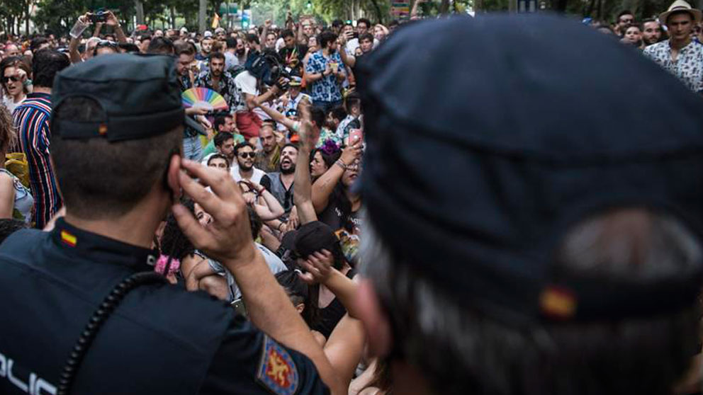 La Policía Nacional tuvo que escoltar a los representantes de Ciudadanos que participaban en la manifestación del Orgullo 2019 para que pudieran abandonarla, después de estar bloqueados durante dos horas a la altura del Museo del Prado por asistentes a la marcha. Foto: EFE