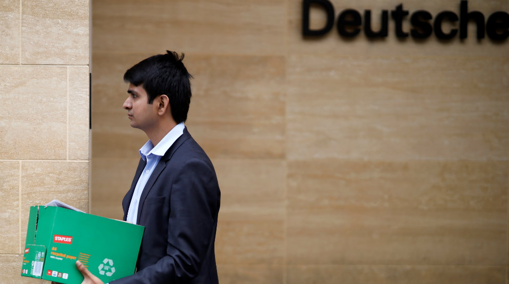 Un empleado saca una caja de la sede de Deutsche Bank en Nueva York
