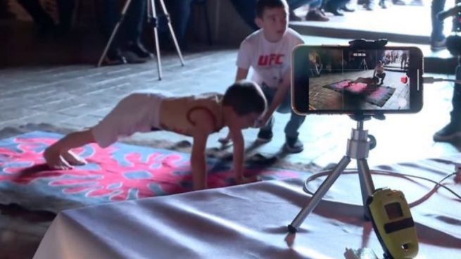 Facebook: Un niño de 6 años hace 4.000 flexiones y gana una casa