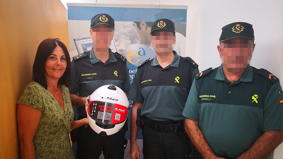 Guardias civiles posan con los cascos recién entregados.