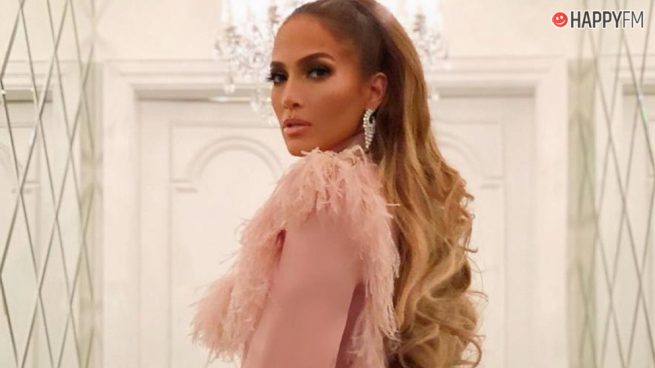 Jennifer Lopez, sorprende con este look en su fiesta de compromiso