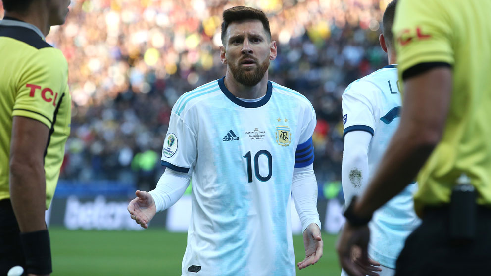 Leo-Messi,-al-ser-expulsado-en-el-partido-ante-Chile-por-el-tercer-puesto-de-la-Copa-América-2019-(Getty)