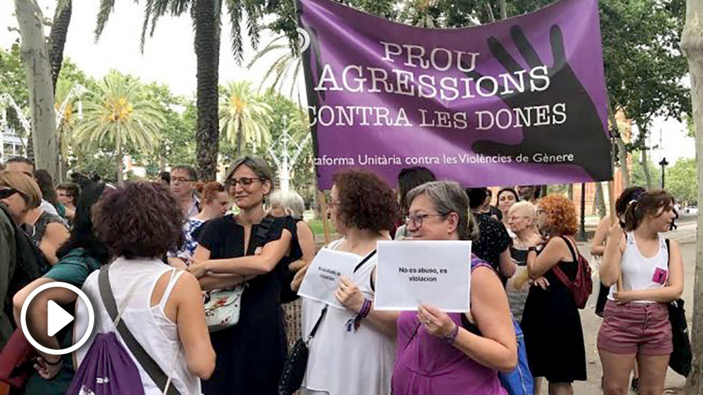 Un grupo de manifestantes apoya a la víctima de la presunta violación de ‘La Manada’ de Manresa. Foto: EP