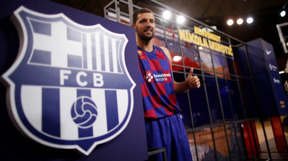 Mirotic posa con el escudo del Barcelona. (EFE)