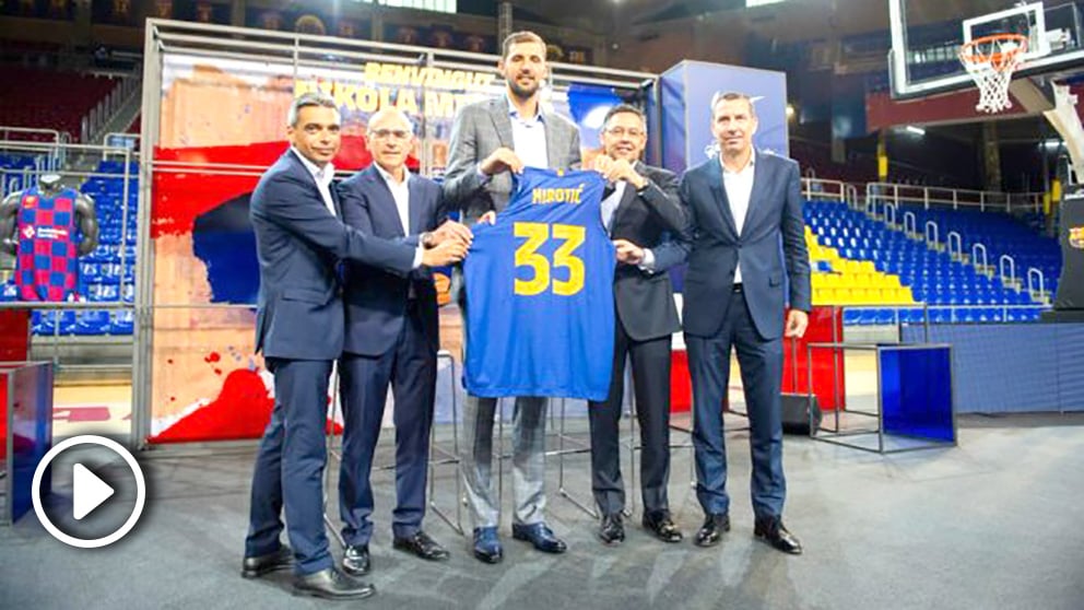 Mirotic, con la camiseta del Barça en su presentación.