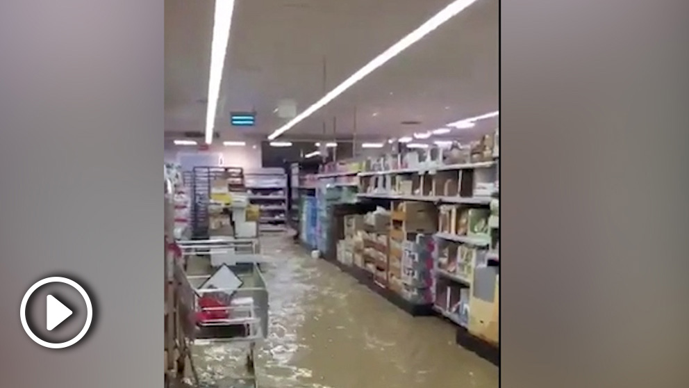 Un supermercado anegado por el agua en Tafalla.