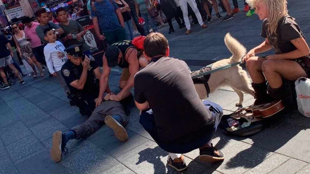 El agente español reduce al agresor al lado de un agente norteamericano aturdido tras haber recibido un cabezazo en pleno centro de Times Square. Foto: EP