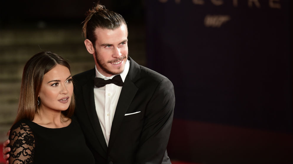 Bale junto a Emma Rhys-Jones, su mujer. (AFP)