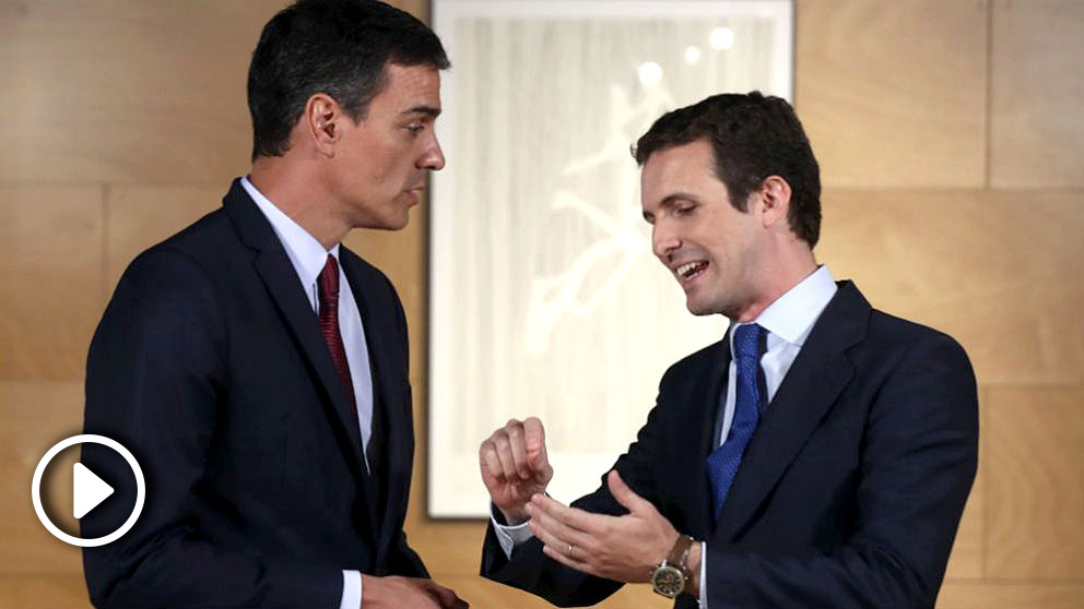 Pablo Casado y Pedro Sánchez antes de su reunión en el Congreso