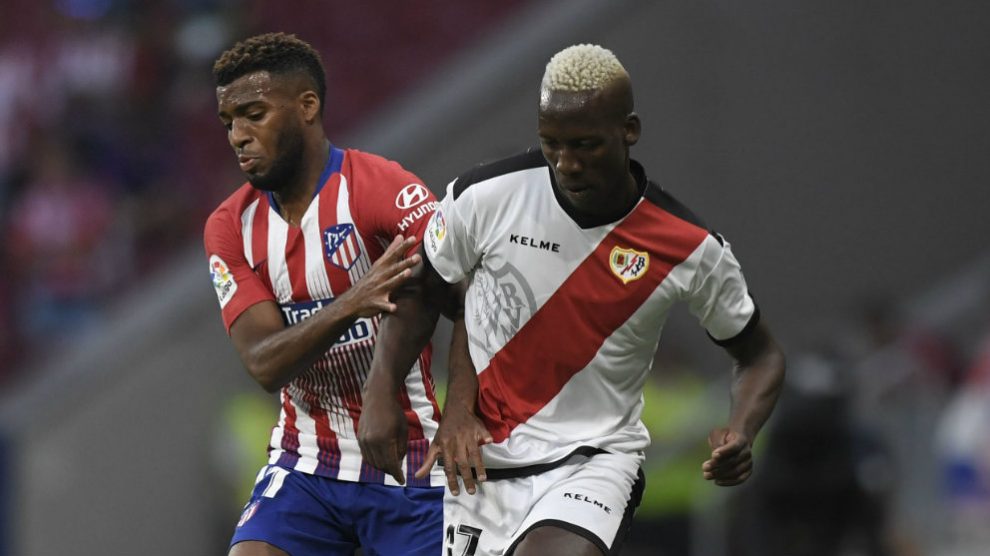 Luis Advíncula con Thomas Lemar (AFP)