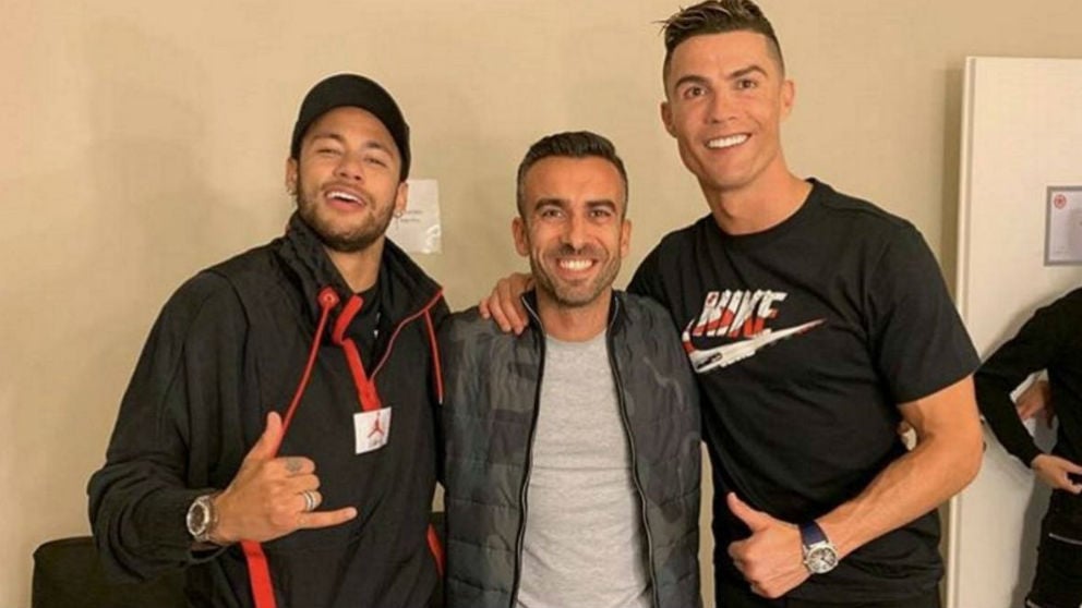 Neymar y Cristiano se hacen una fotografía tras grabar un anuncio.