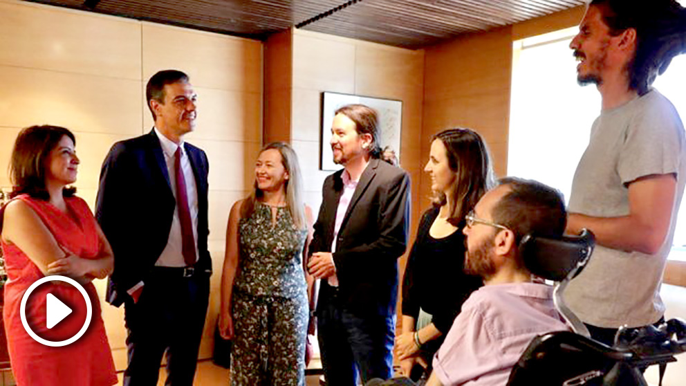 Pedro Sánchez con Pablo Iglesias, Pablo Echenique y otros miembros de Podemos. (Foto. PSOE)