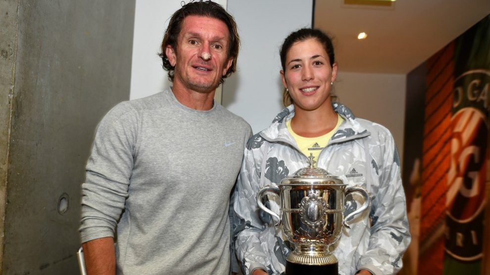 Sam Sumyk y Garbiñe Muguruza, con el trofeo de campeón de Roland Garros. (Getty)