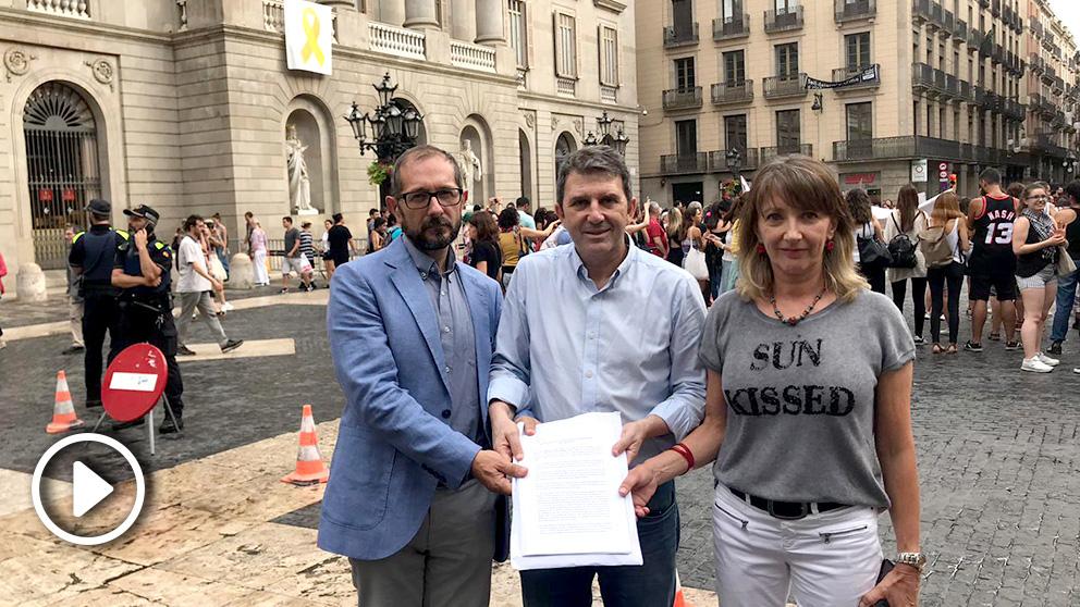 Miembros de Impulso Ciudadano muestran el recurso presentado contra la pancarta de los presos que colgó Colau en el Ayuntamiento.