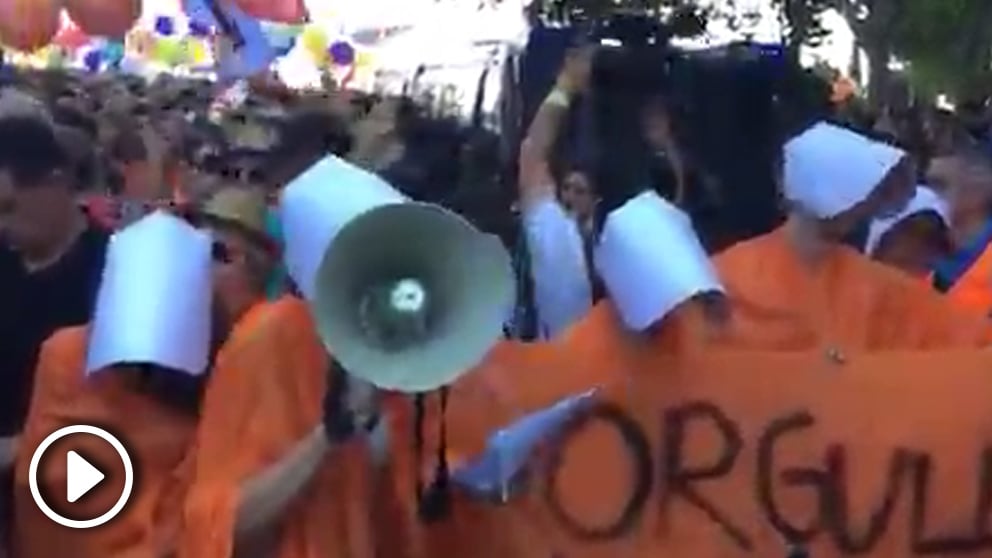 Activistas de ‘El cuento de Le Ciudadane’ impidiendo el paso a la comitiva de Cs en el Orgullo. (Imagen: @encuentrosbollo vía Twitter)