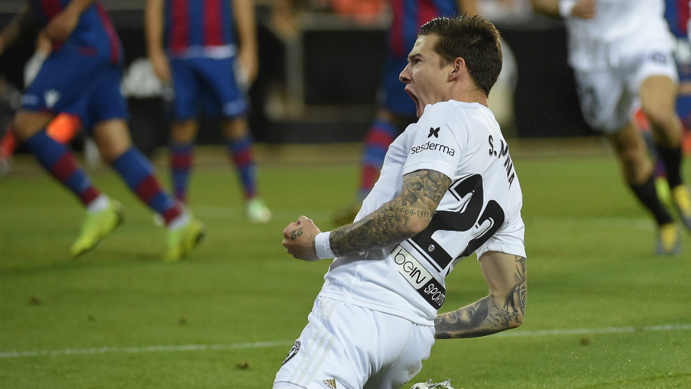 Santi Mina celebra un gol con el Valencia (AFP)