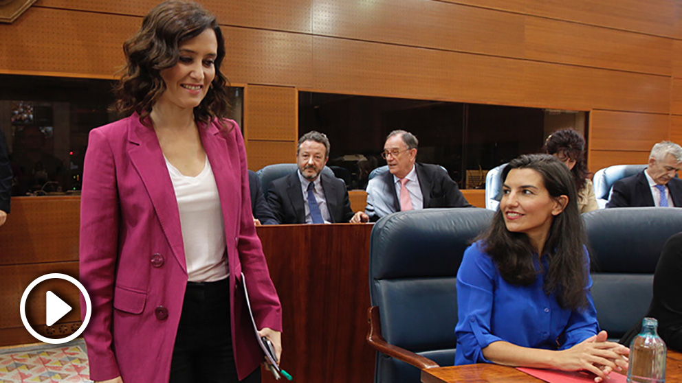 Isabel Díaz Ayuso pasa junto a Rocío Monasterio en el Pleno de Investidura de la Asamblea de Madrid. (Foto: Francisco Toledo/Okdiario)
