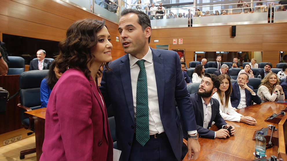 Isabel Díaz Ayuso e Ignacio Aguado se saludan en el Pleno de Investidura. (Foto: Francisco Toledo/Okdiario)