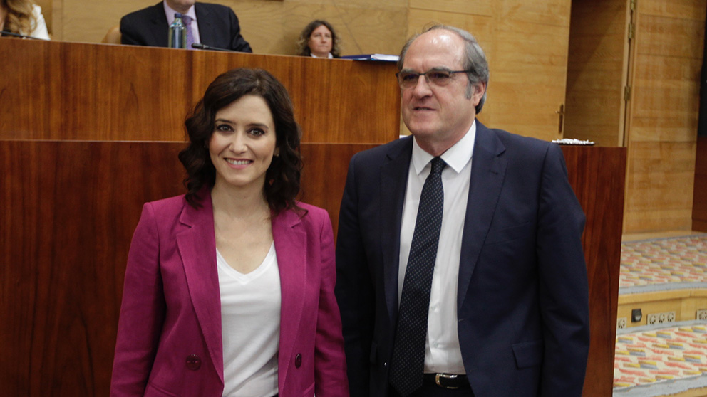 Ayuso y Gabilondo posan antes del comienzo del Pleno de Investidura. (Foto: Francisco Toledo/Okdiario)