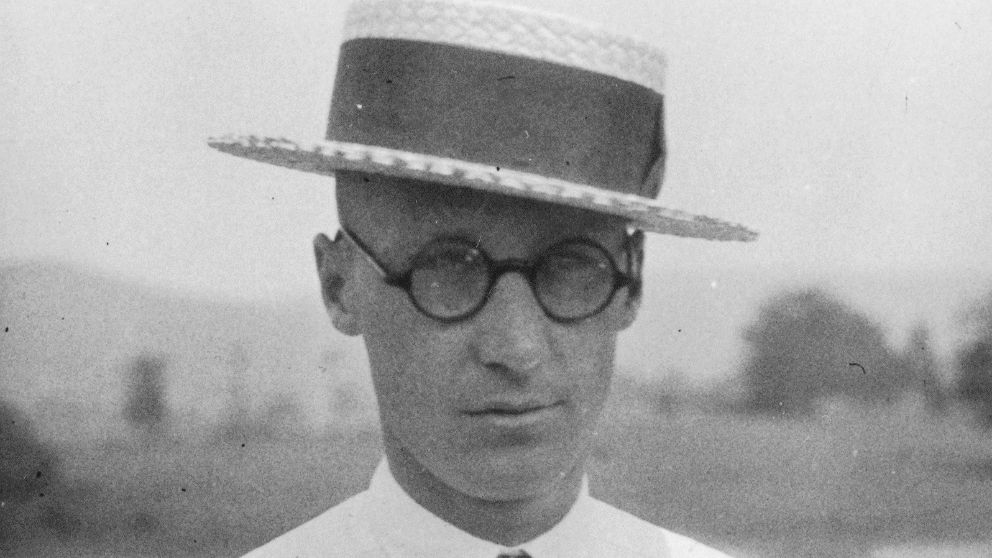 El 21 de julio de 1925, John T. Scopes es condenado en el llamado «Juicio del Mono».