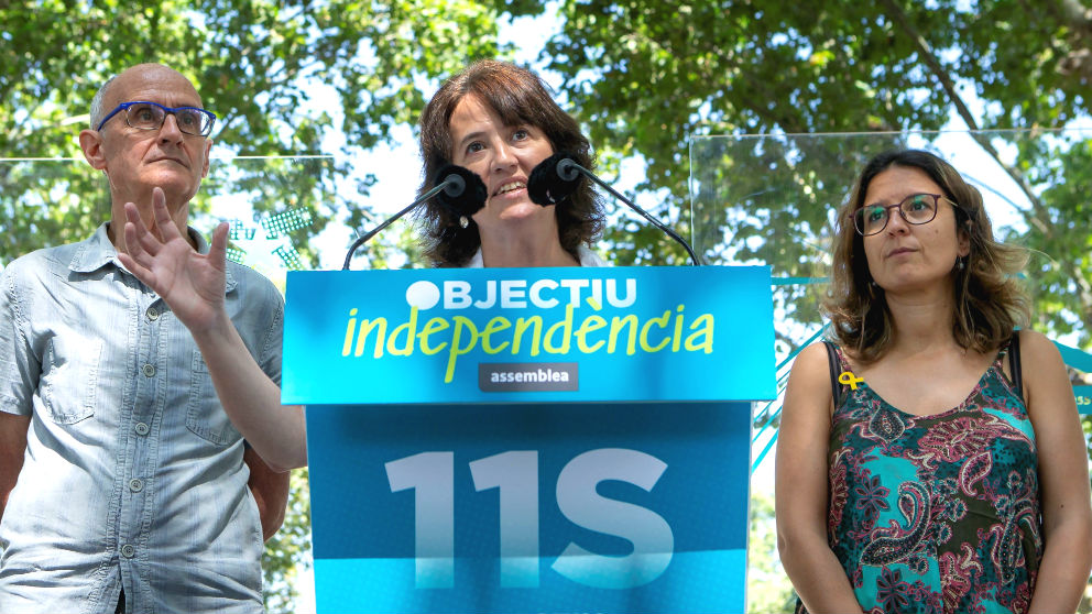 El vicepresidente de la Asamblea Nacional Catalana (ANC), Pep Croanyes (i) acompañado por la presidenta de ANC, Elisenda Paluzie (c), y por Montse Ortiz (d), de la asociación Omnium Cultural, durante la presentación hoy en Barcelona del recorrido de la manifestación de la Diada del próximo 11 de septiembre. (Foto: Efe)