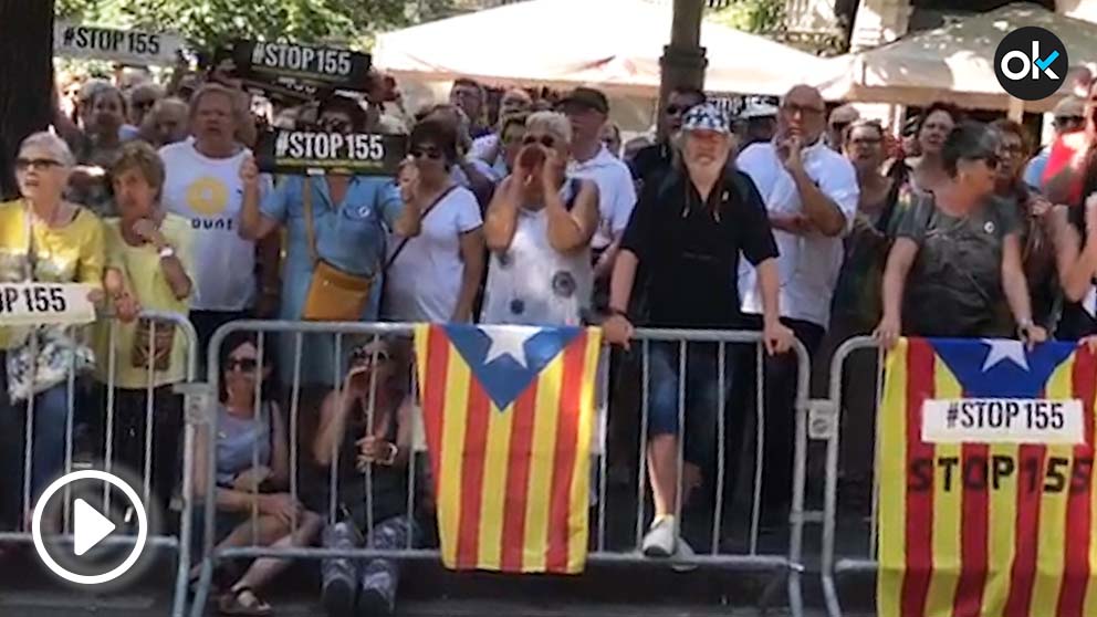 Un momento del escrache separatista organizado este jueves frente a la Diputación de Barcelona.