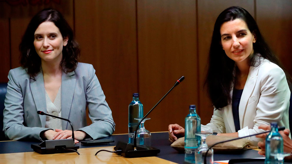 La candidata del PP a la Presidencia de la Asamblea de Madrid, Isabel Díaz Ayuso, junto a la candidata de Vox, Rocío Monasterio. Foto: EFE