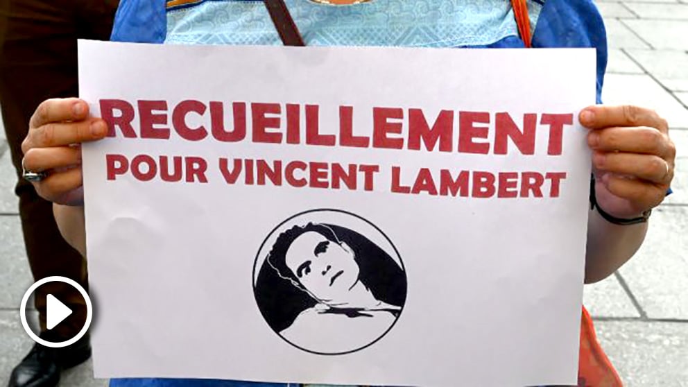 Una mujer muestra un cartel sobre el caso de Vincent Lambert.