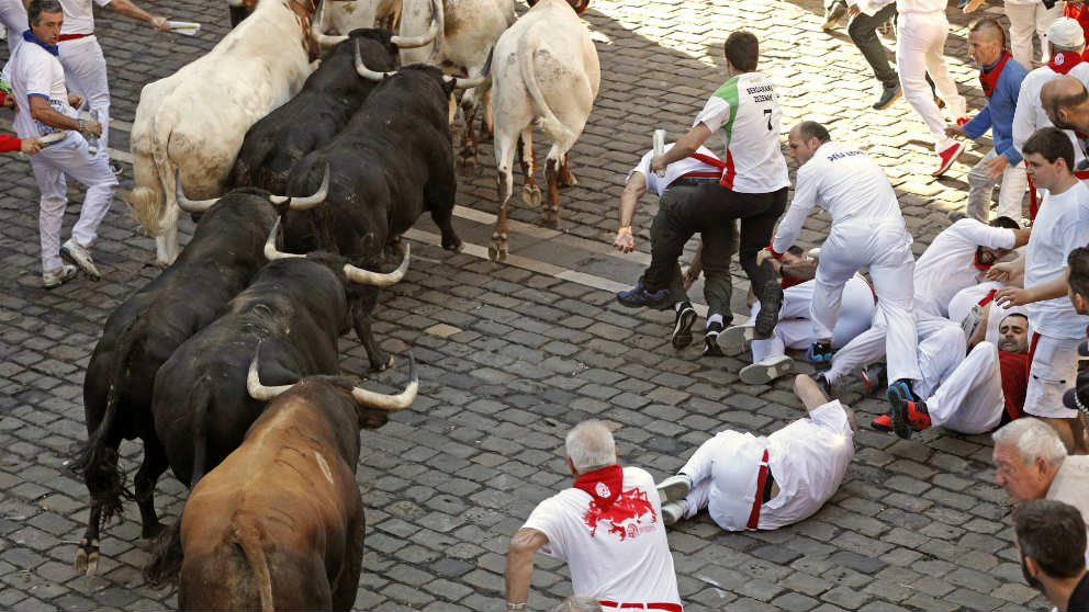 Los toros de la ganadería de Victoriano del Río, de Guadalix (Madrid), entran a la Plaza Consistorial de Pamplona, durante el quinto encierro de los Sanfermines 2019.