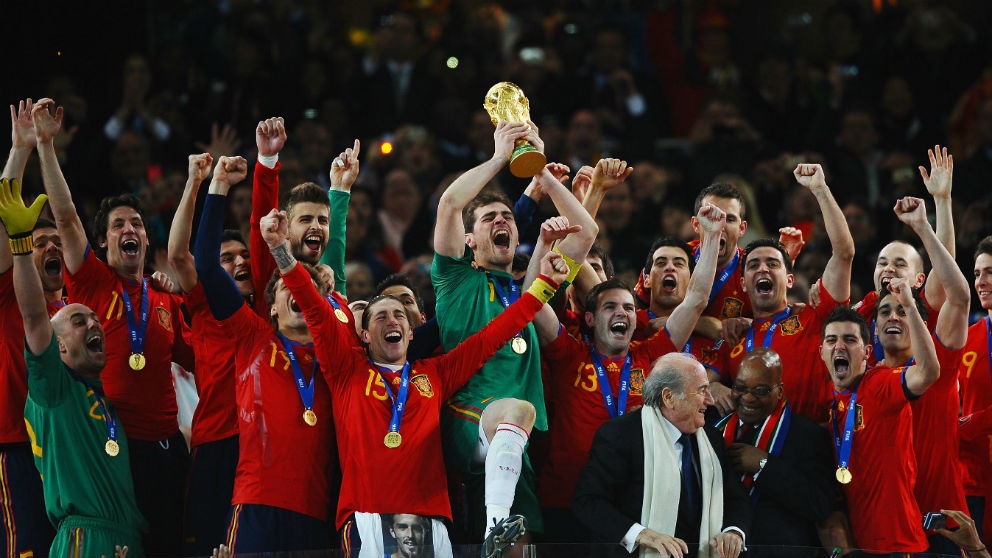 Iker Casillas levanta la Copa del Mundo. (Getty)