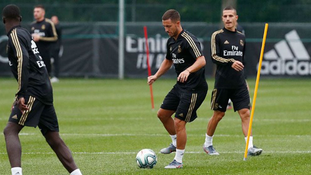 Hazard toca balón durante el entrenamiento del Real Madrid. (realmadrid.com)
